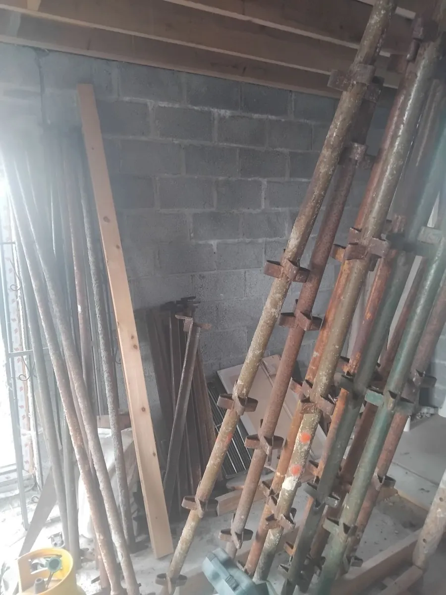 Scaffolding and planks - Image 2