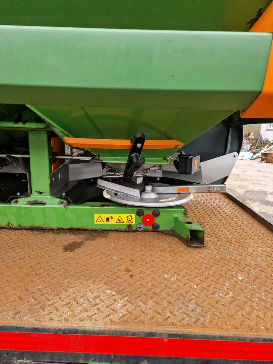 Fertiliser spreader - Image 2