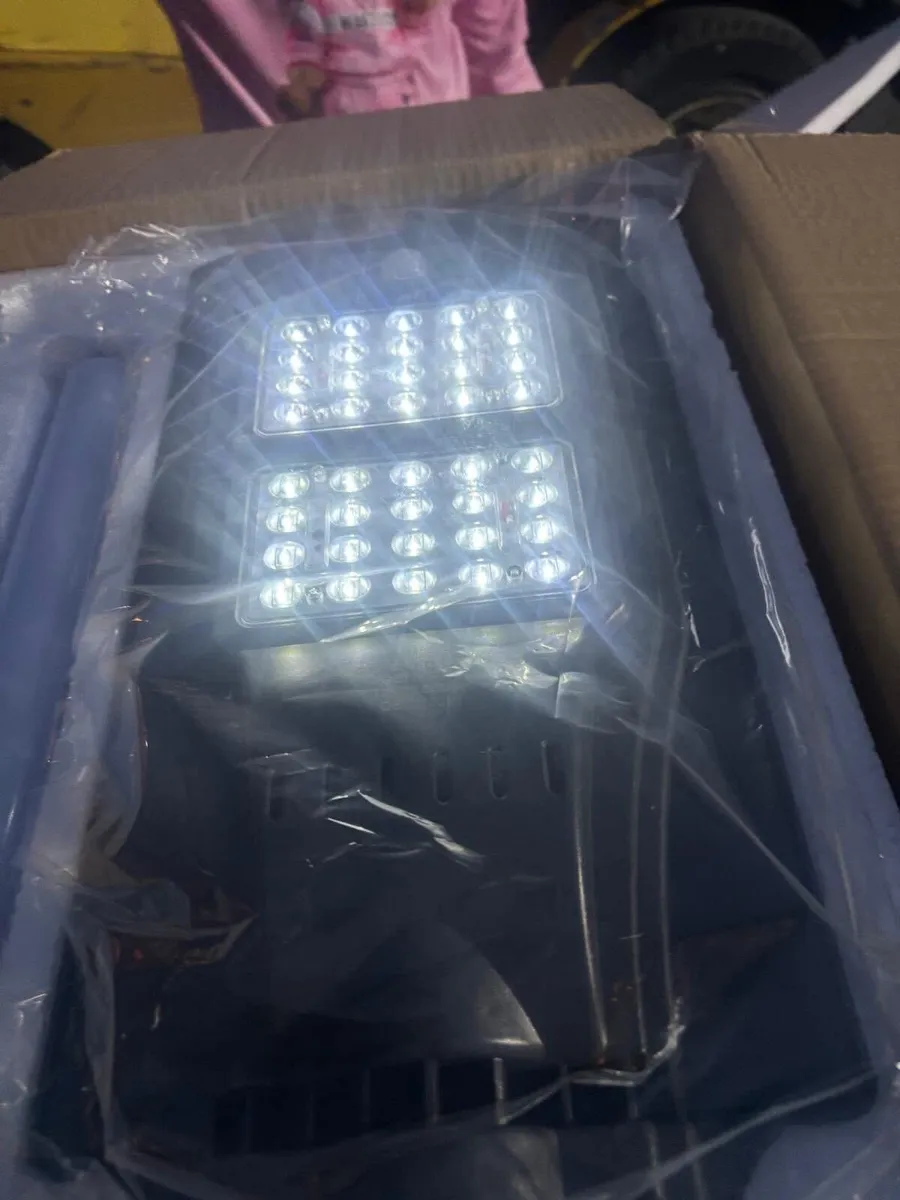 Solar panel streetlights - Image 3