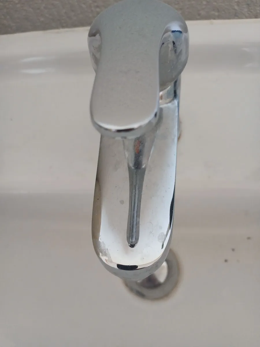 Vanity unit with taps - Image 2