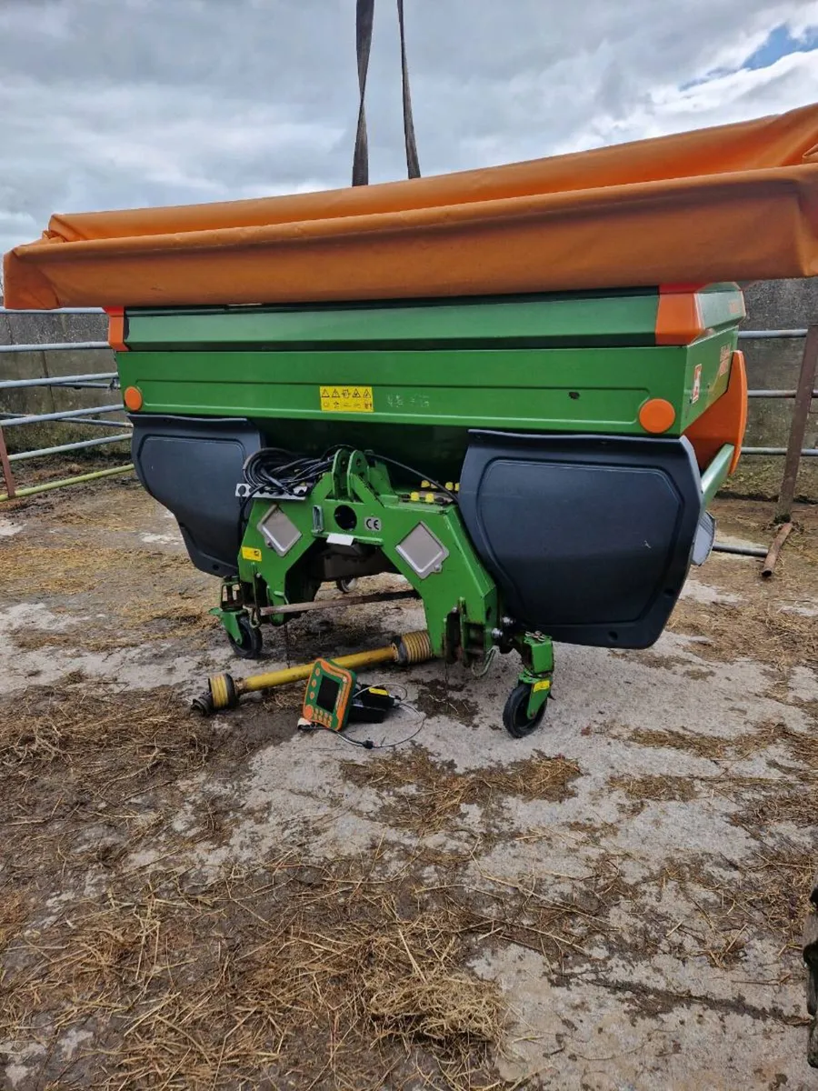 Fertiliser spreader - Image 1