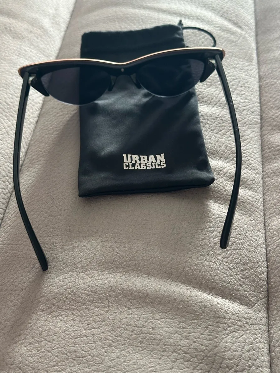 BNW Loren Cat eye sunglasses - Image 2