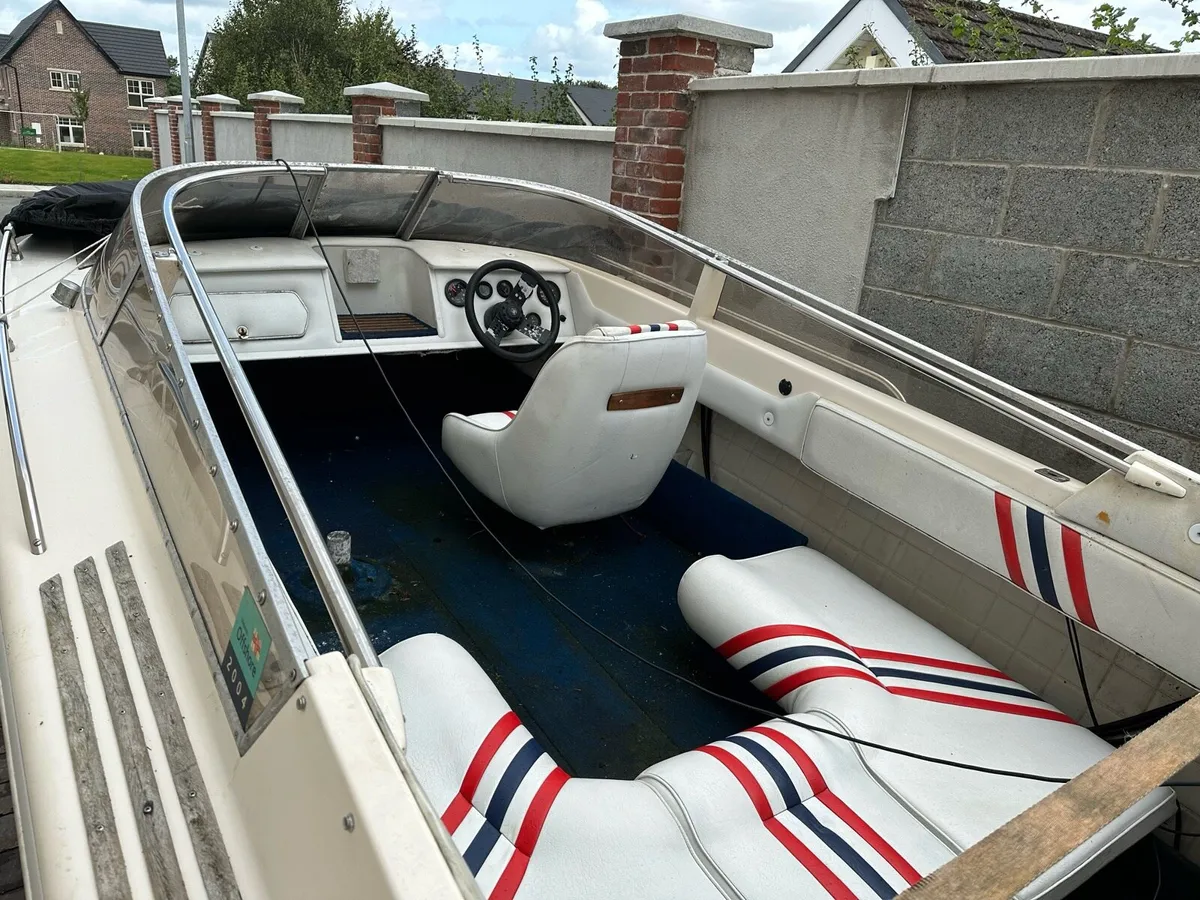 Boat and trailer - Image 2