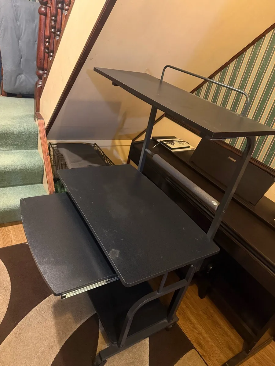 Computer desk - Image 1