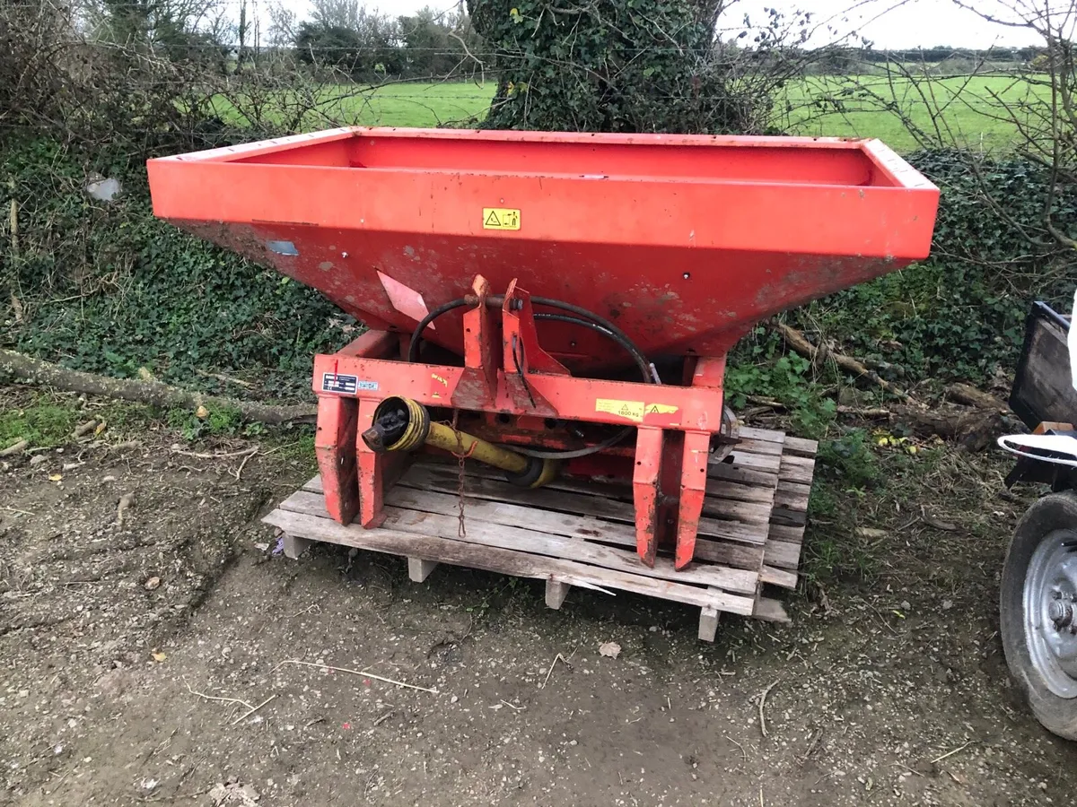 Fertiliser spreader - Image 1