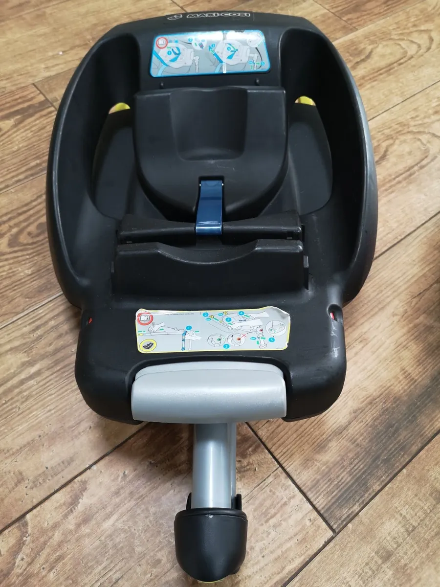 Maxi-Cosi Car Seat and base - Image 1