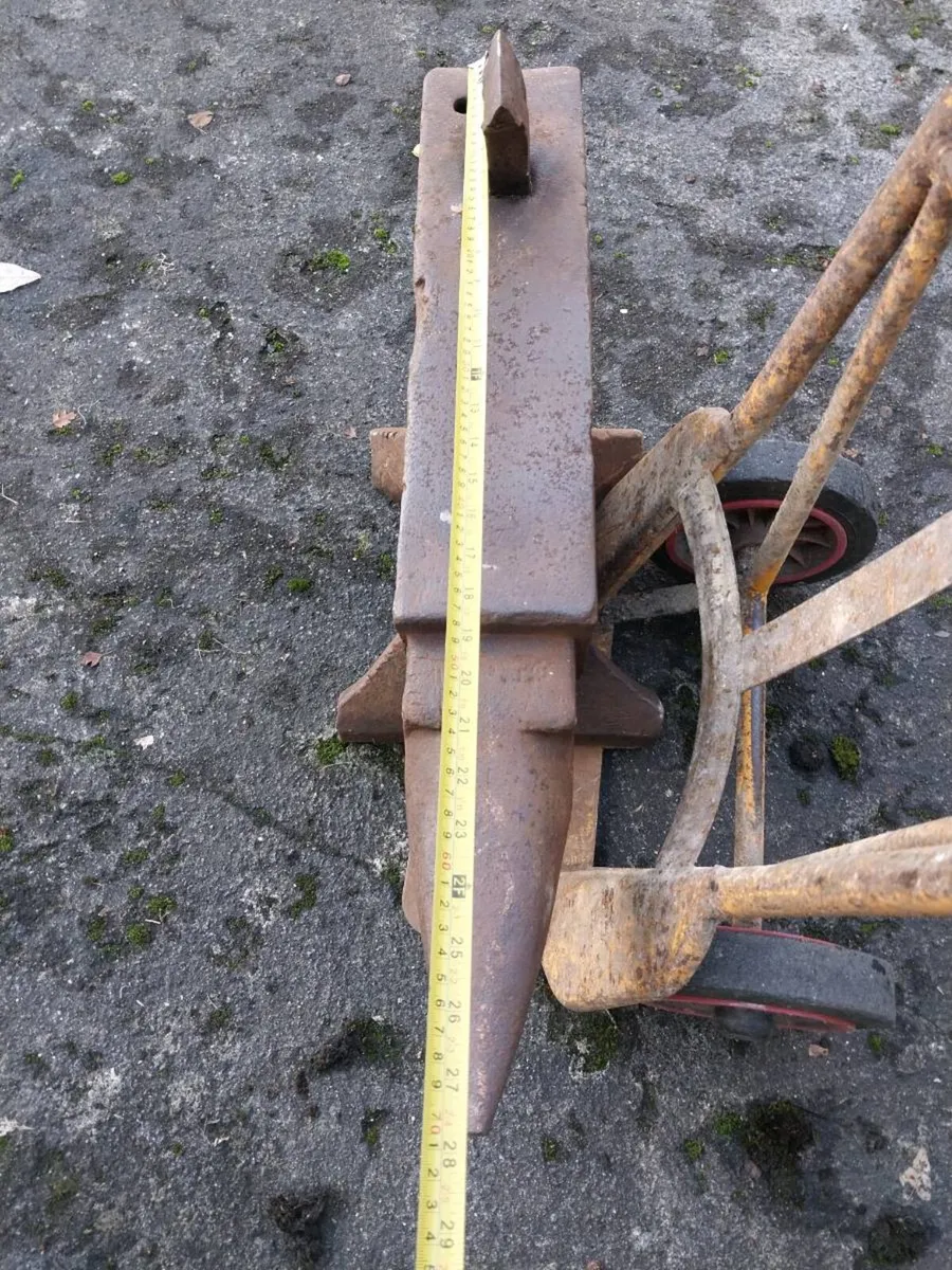 Blacksmiths Anvil with splitter - Image 3