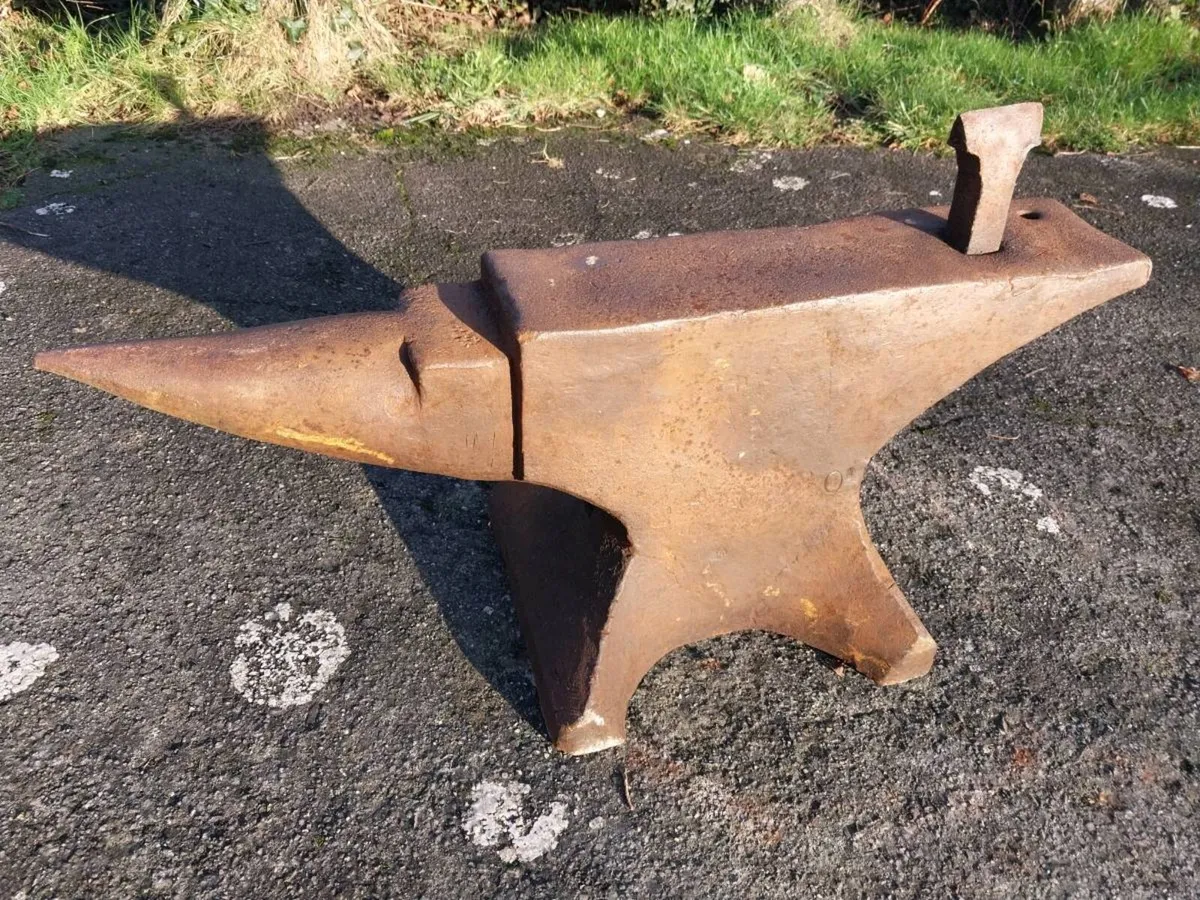 Blacksmiths Anvil with splitter - Image 1