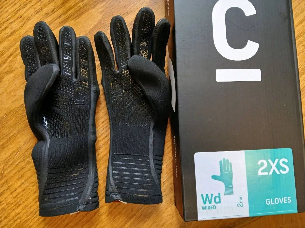 Sale : New unused Wetsuit gloves for junior - Image 1