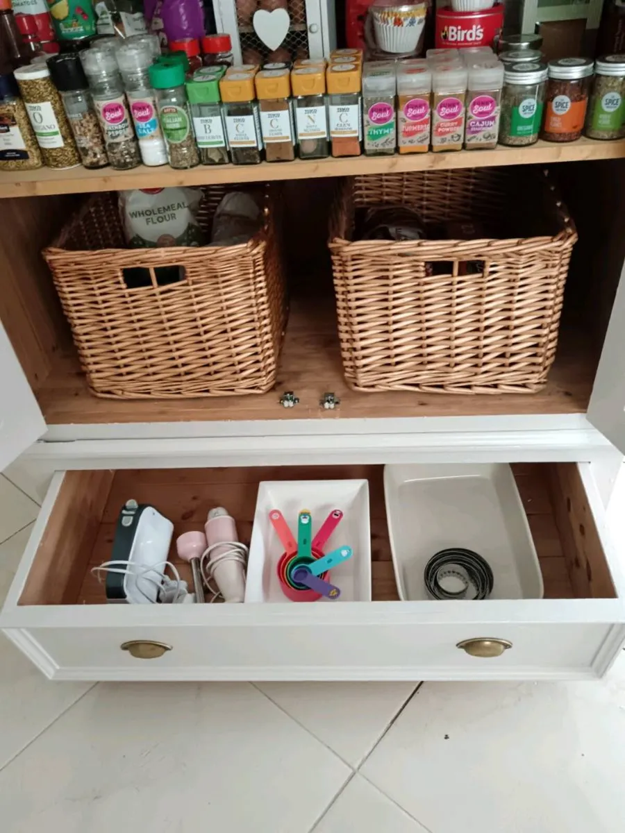 Kitchen larder - Image 4