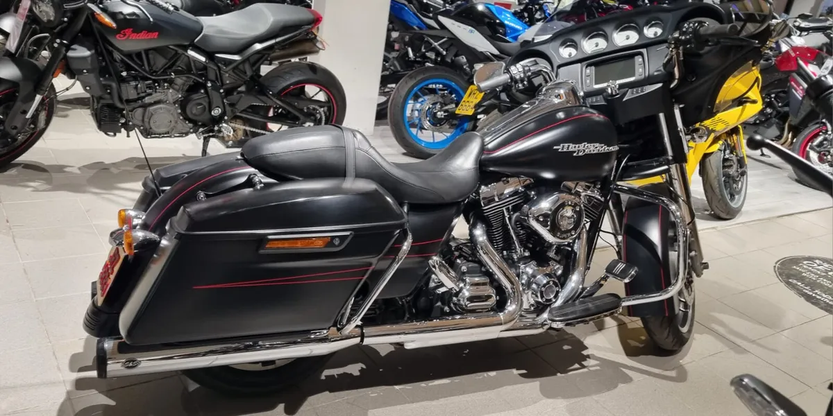 Harley Davidson FLHXS STREET GLIDE - Image 4