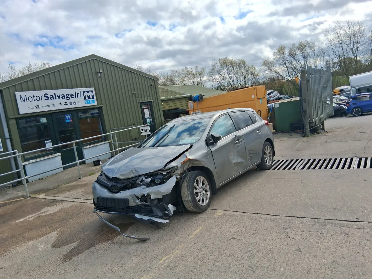 2018 TOYOTA AURIS HYBRID (for parts only) - Image 2