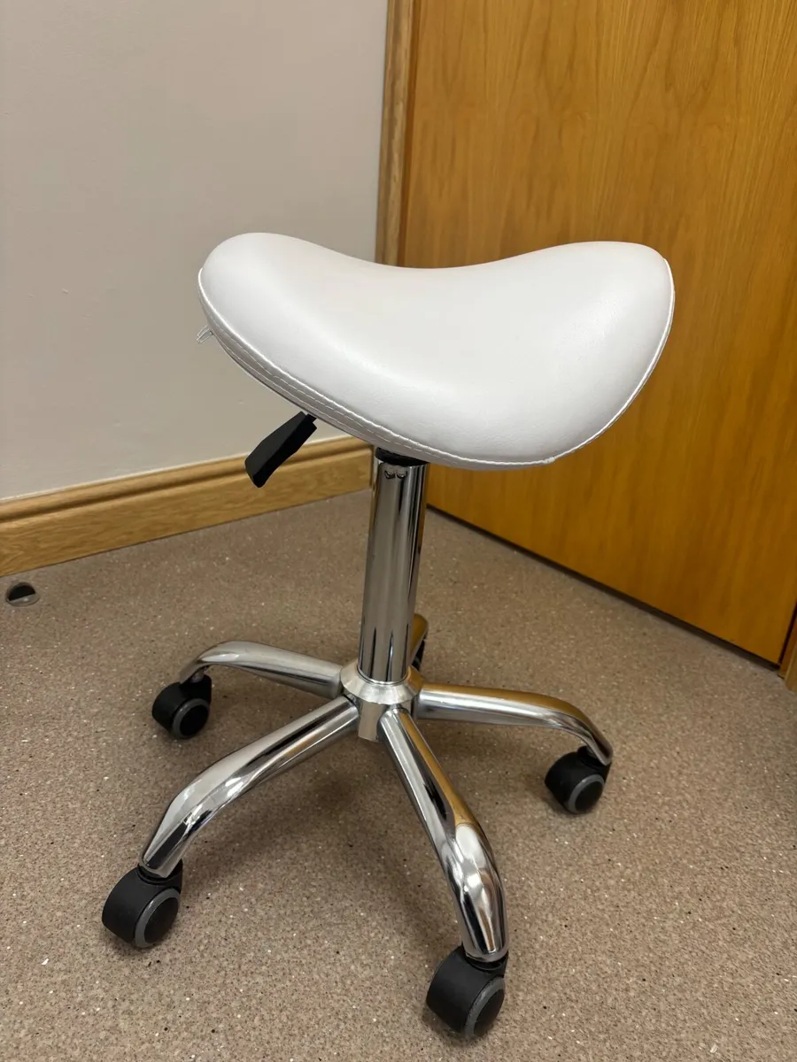 Salon swivel chair