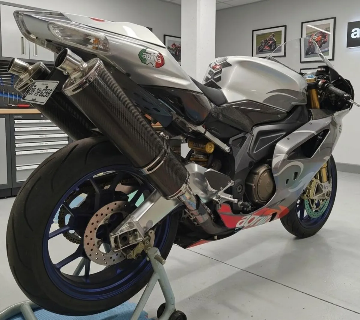 Aprilia RSV 1000R Factory - Image 2