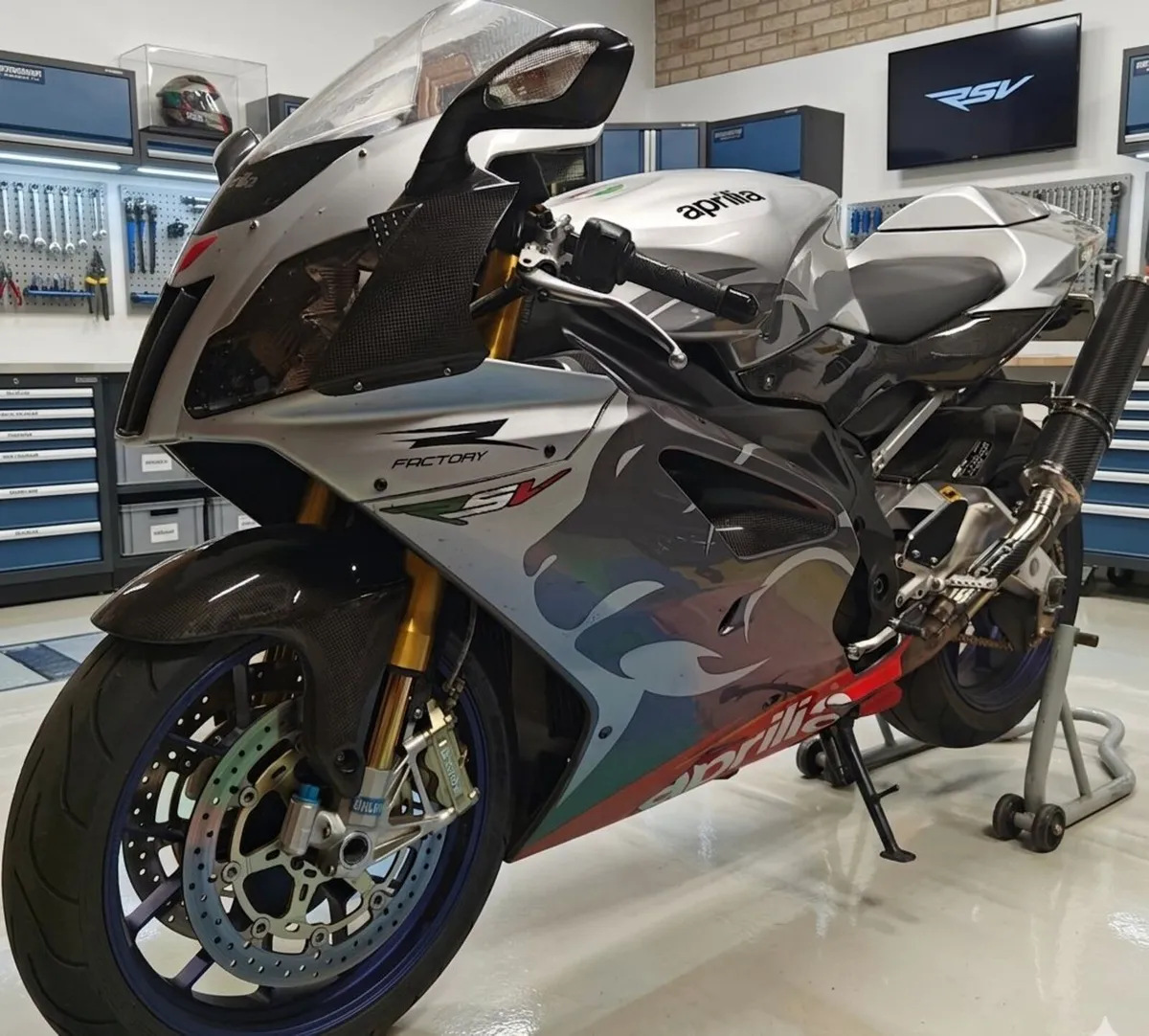 Aprilia RSV 1000R Factory - Image 4