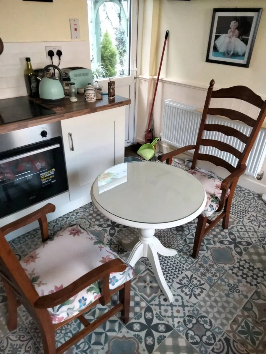 Dining table And chairs - Image 1