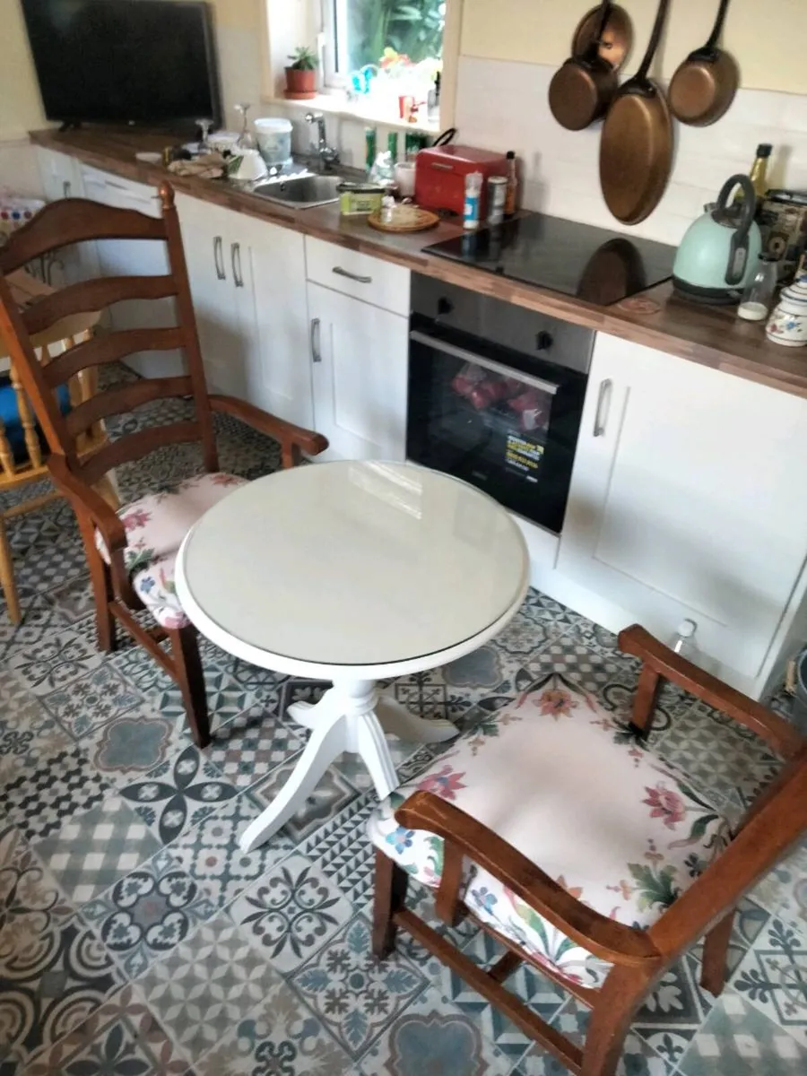 Dining table And chairs - Image 4