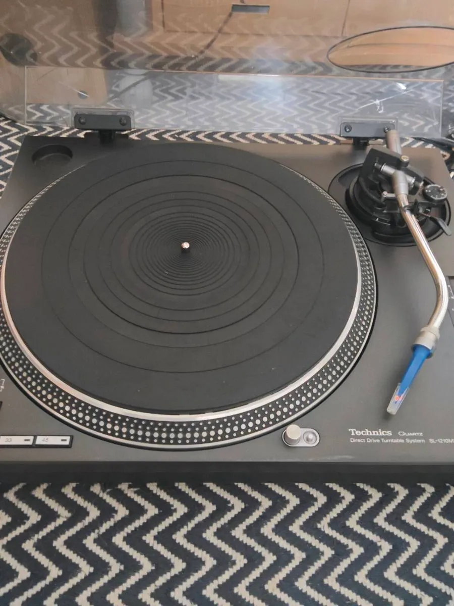Technics turntable - Image 1