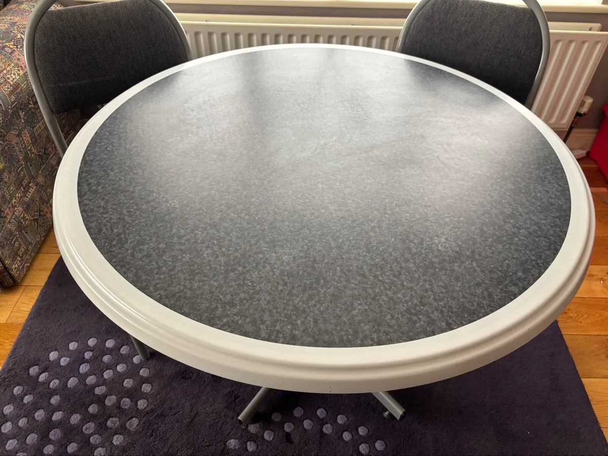 Kitchen table - Image 1