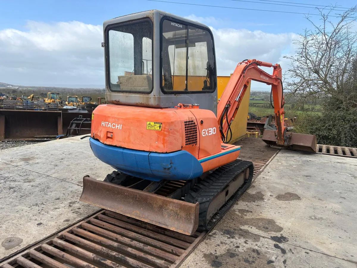 Hitachi EX30 Hydraulic Excavator - Image 4