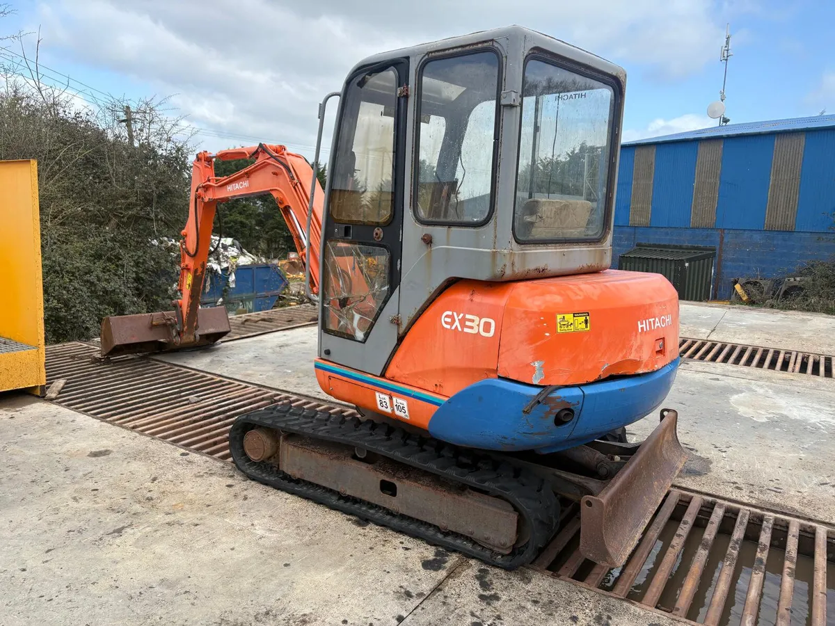 Hitachi EX30 Hydraulic Excavator - Image 1