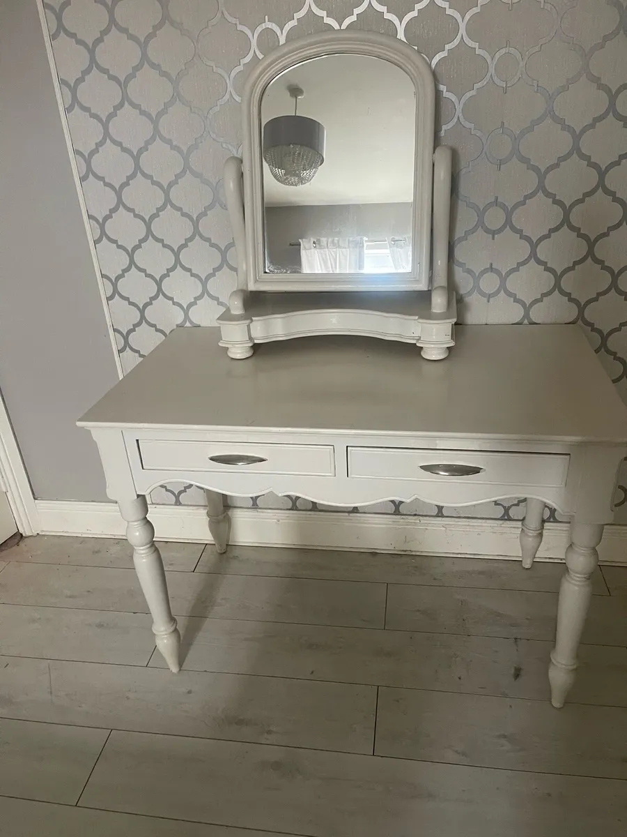 French bedroom suite six piece - Image 1