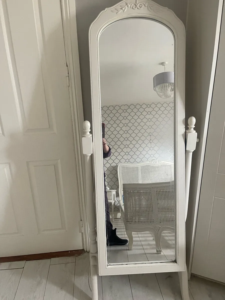 French bedroom suite six piece - Image 3