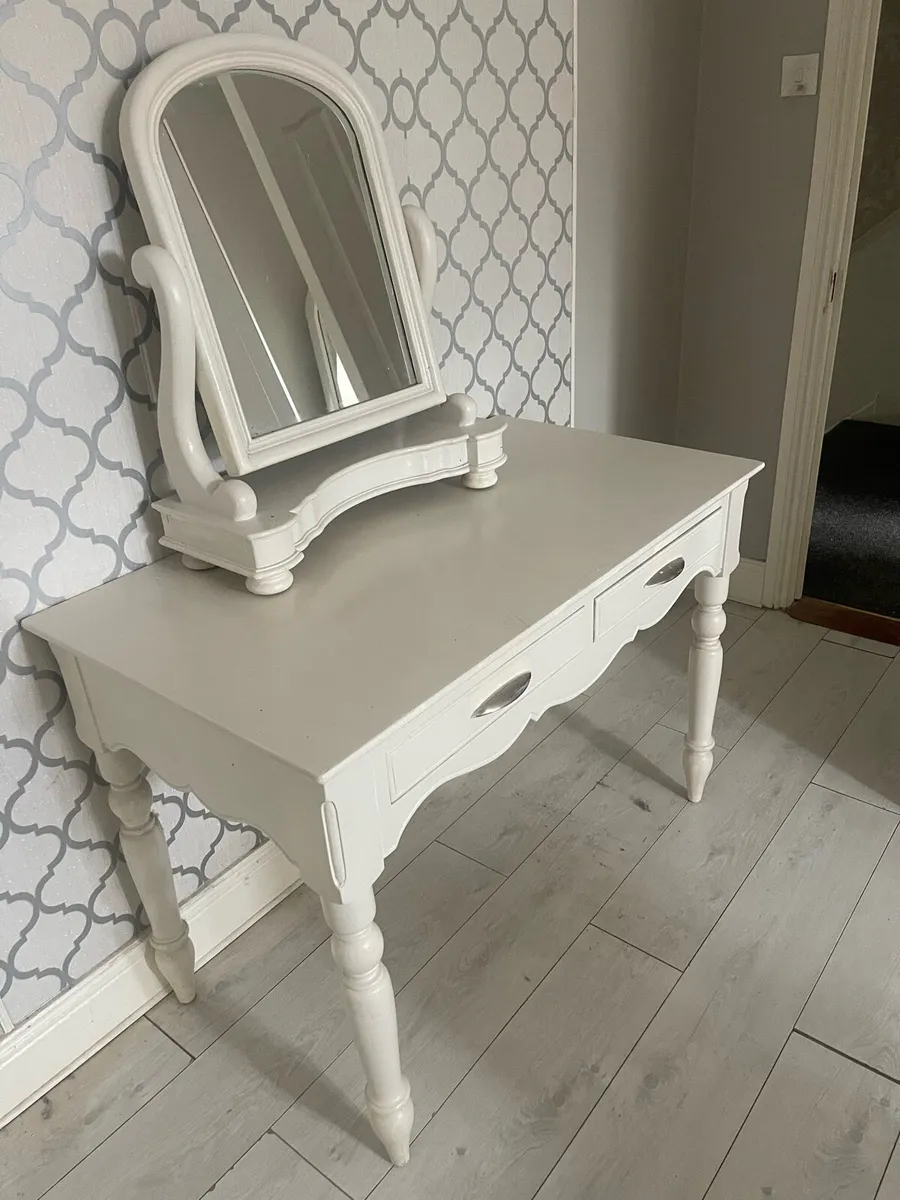 French bedroom suite six piece - Image 2