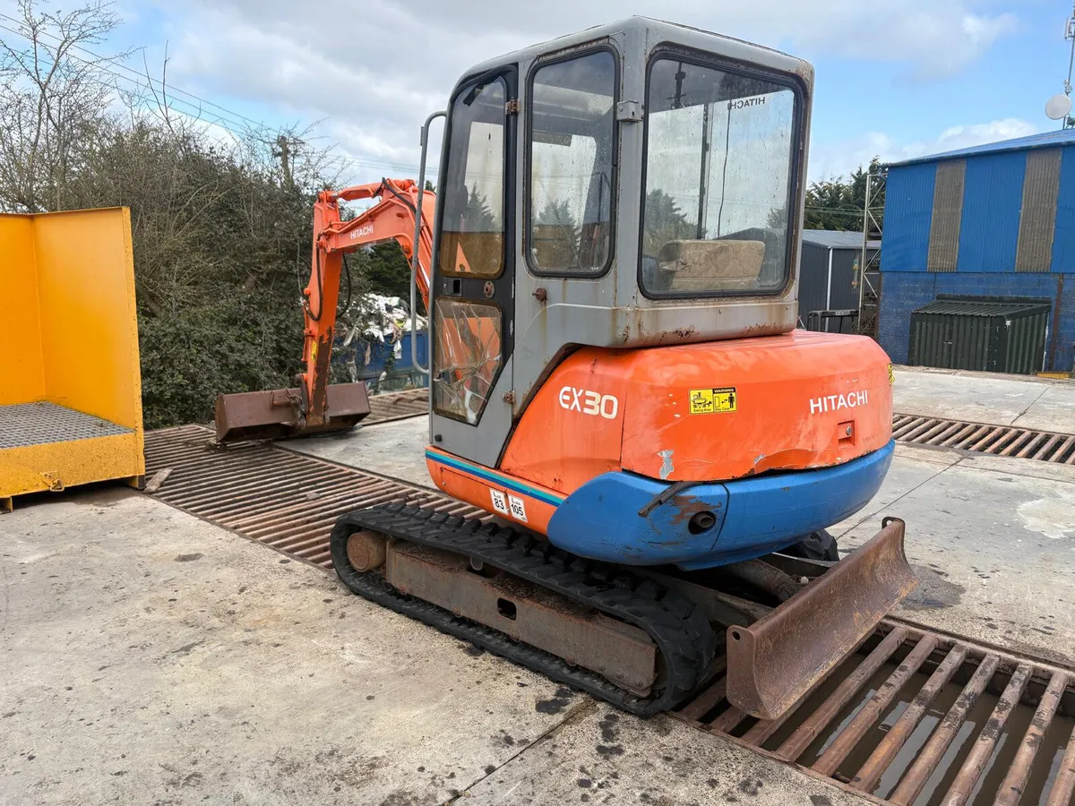 Hitachi EX30 Hydraulic Excavator - Image 3