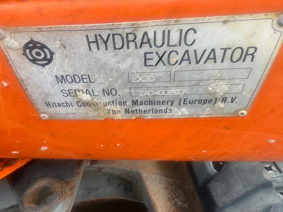 Hitachi EX30 Hydraulic Excavator - Image 2