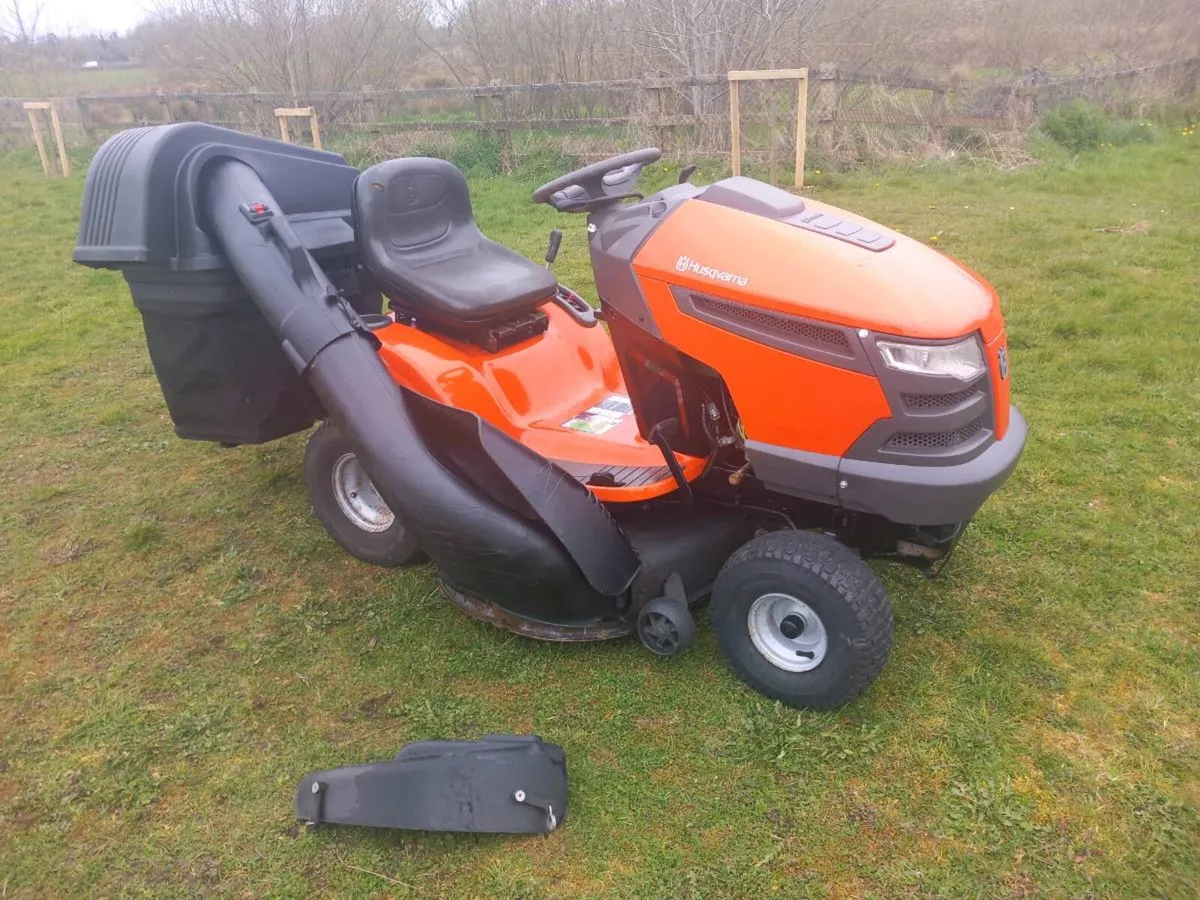 Ride on lawnmower - Image 1