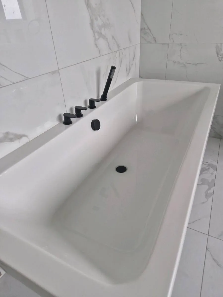 Bath and taps - Image 1
