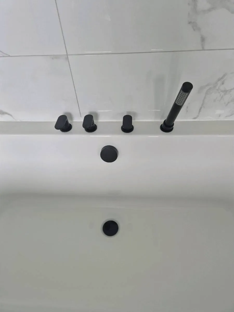 Bath and taps - Image 3