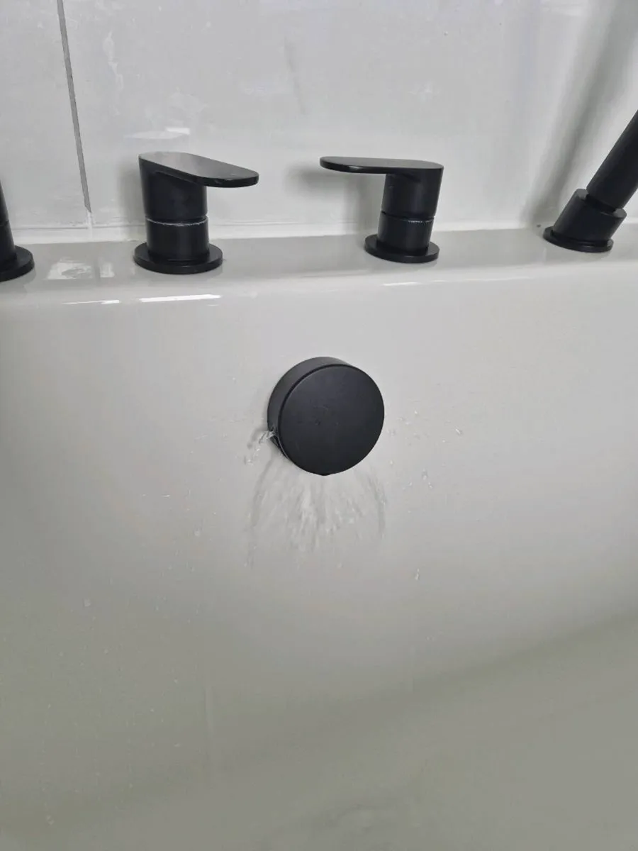 Bath and taps - Image 4