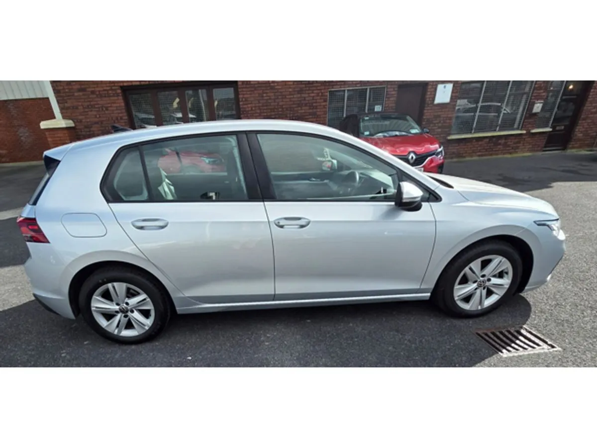 Volkswagen Golf LIFE 2.0 TDI 115HP 5DR - Image 4