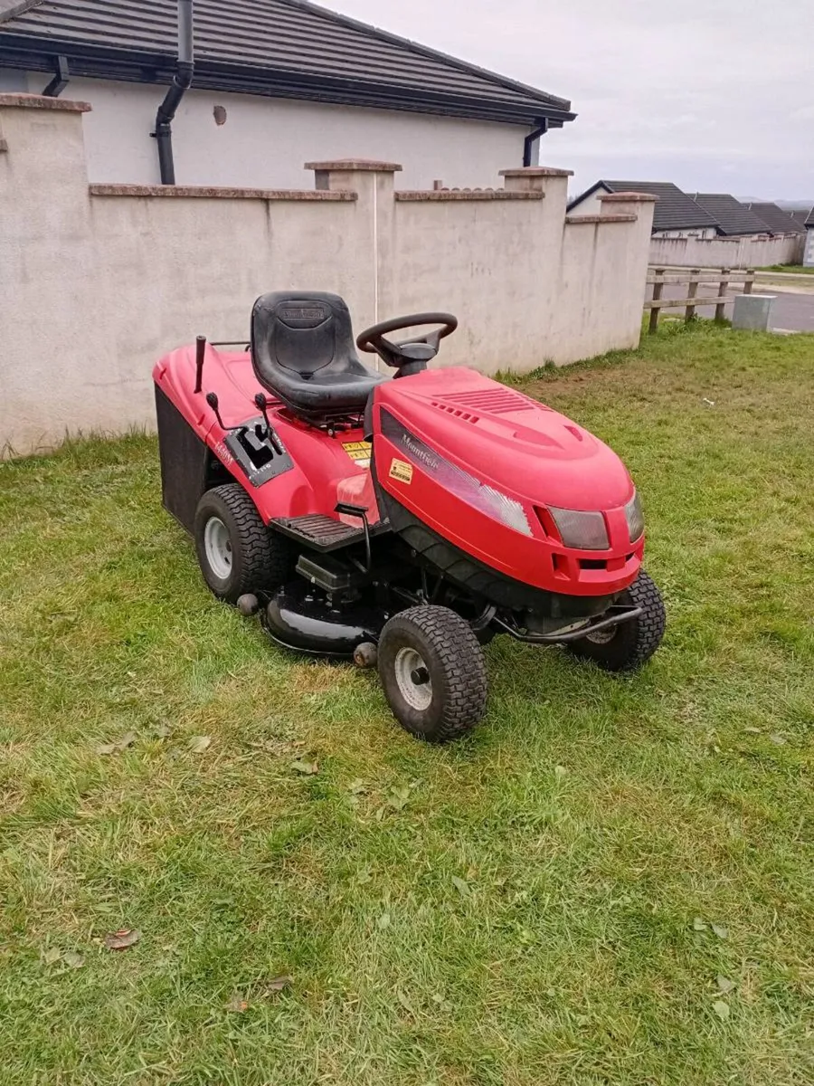 Ride on lawnmower - Image 1