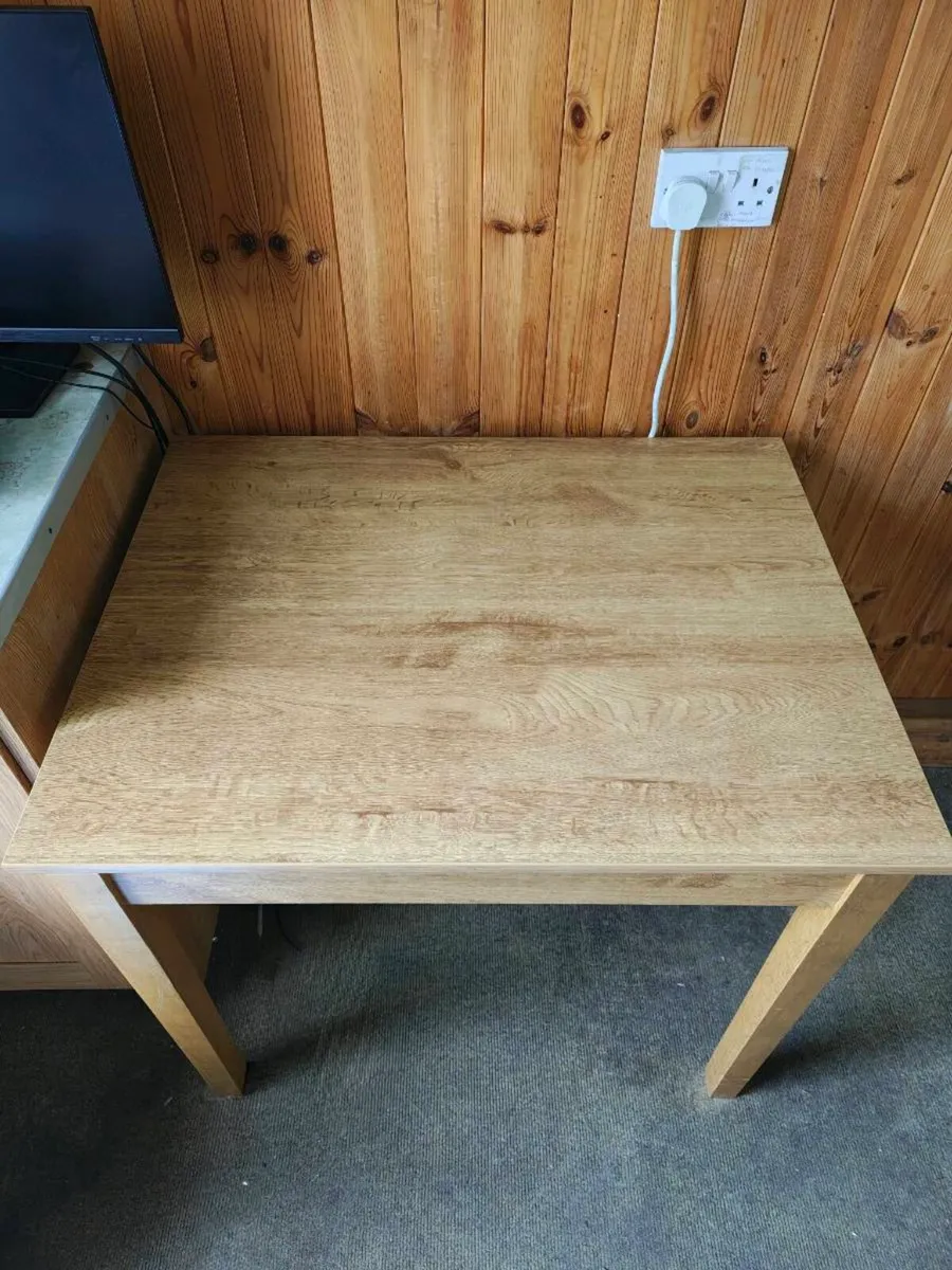 Compact oak-effect table in excellent condition - Image 3