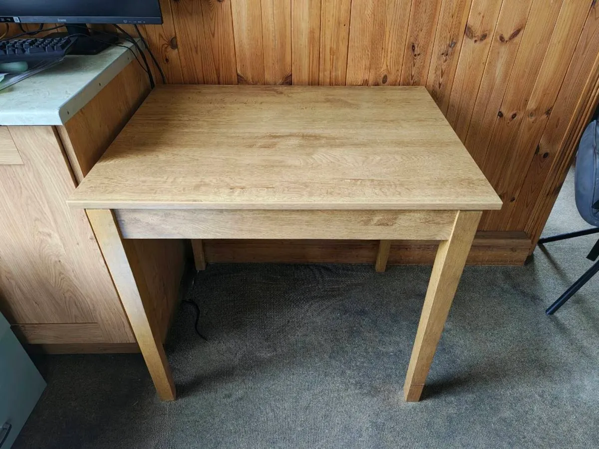 Compact oak-effect table in excellent condition - Image 1