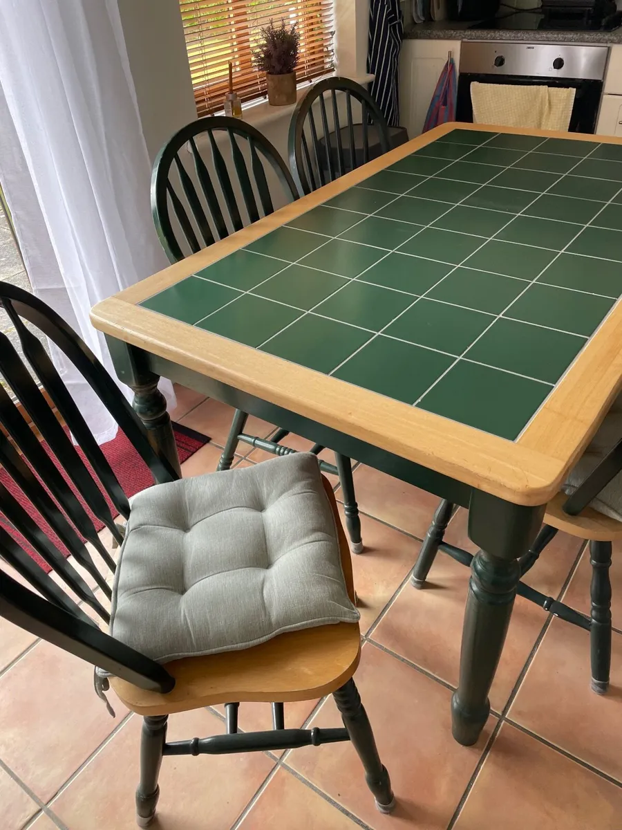 Table and chairs - Image 2