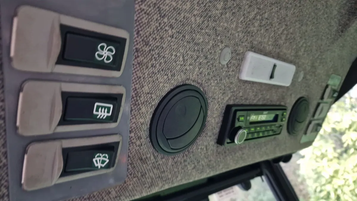 John Deere 2026r Compact Tractor - Image 2