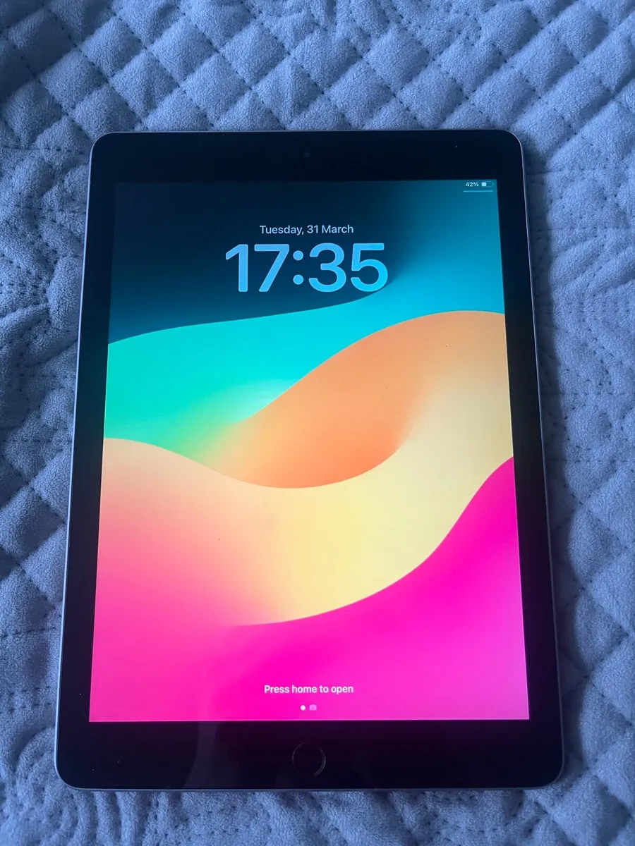 iPad 2018 6th Gen 128GB - Image 1