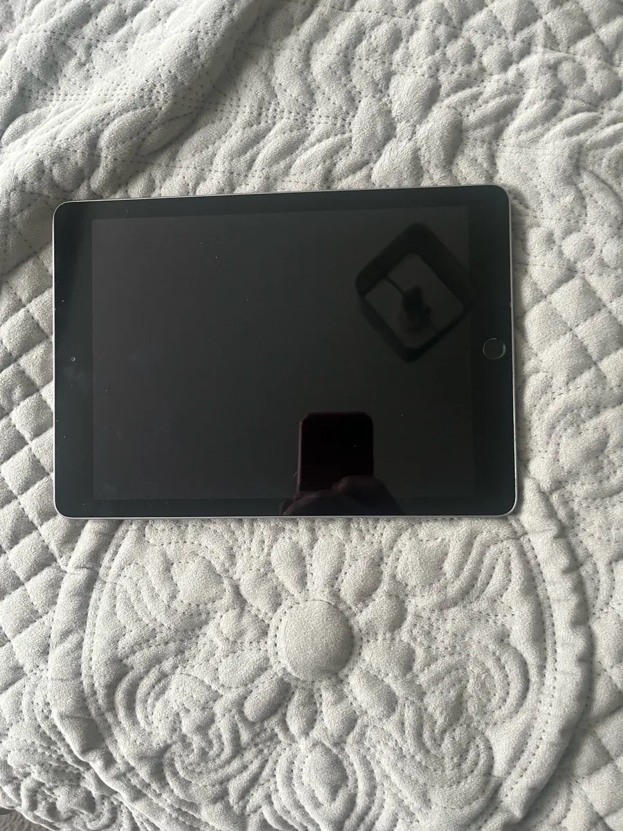 iPad 2018 6th Gen 128GB - Image 4