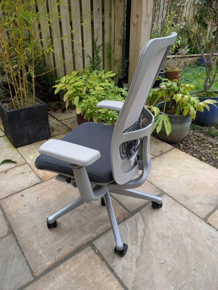 Ergonomic office chair - Image 3