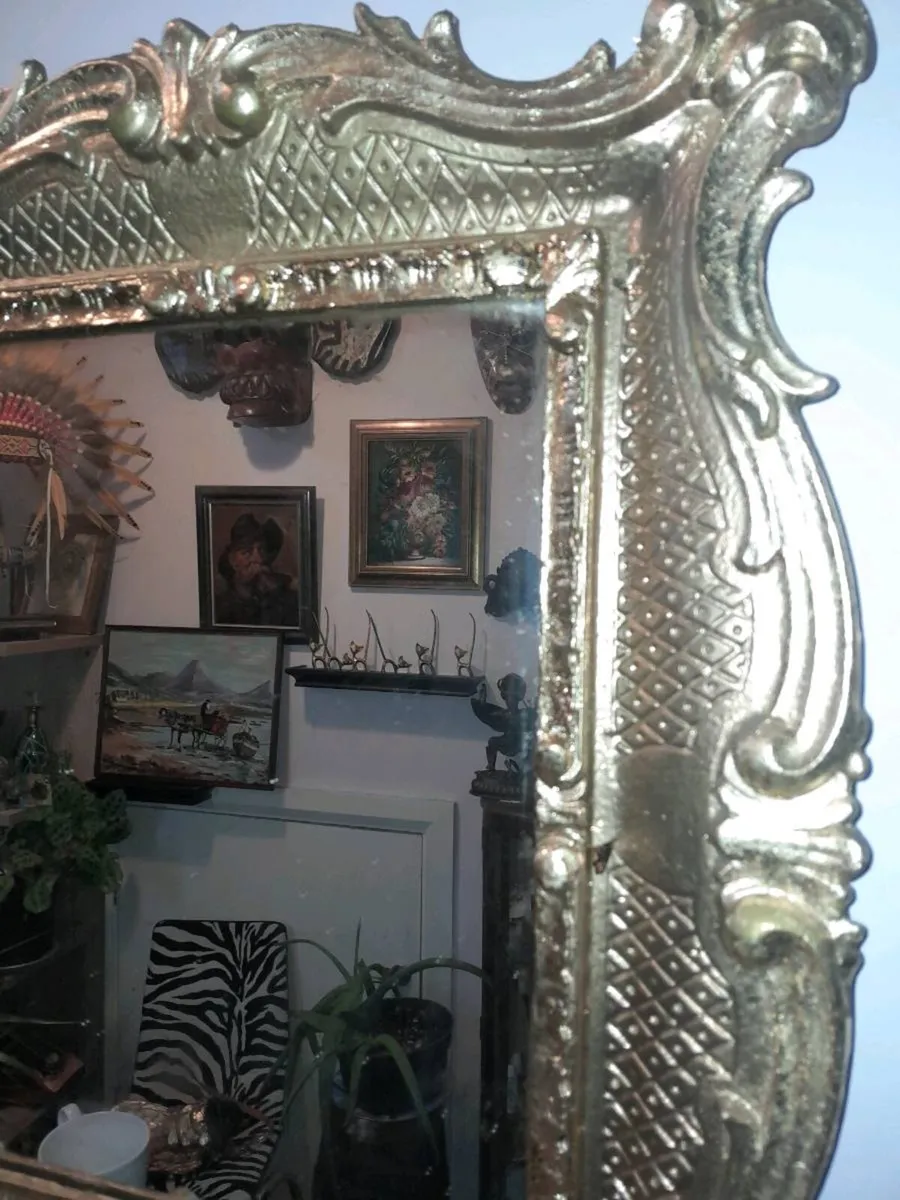 Beautiful Laricol shelf with antique mirror - Image 3