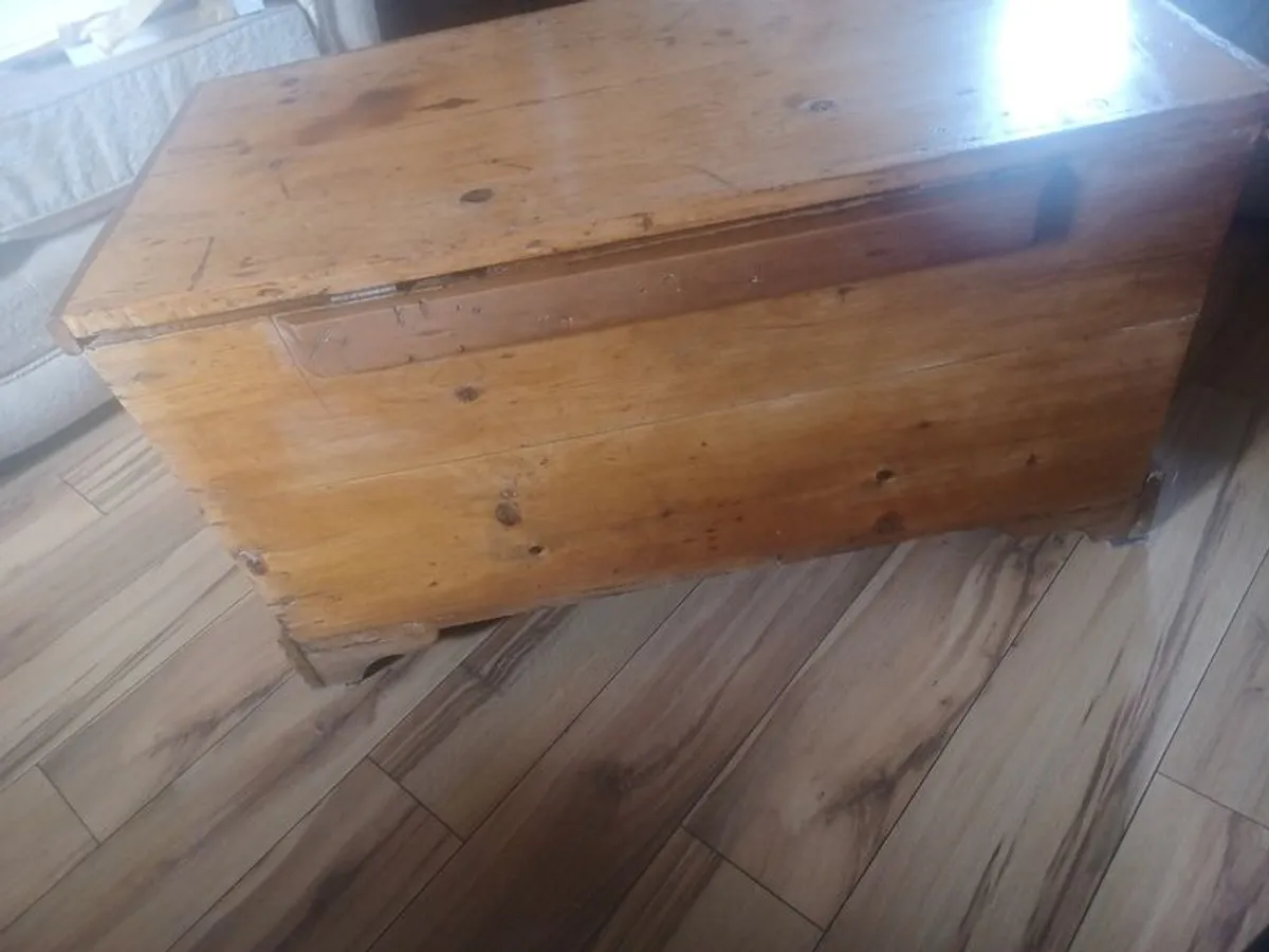 Beautiful Old Chest - Image 2