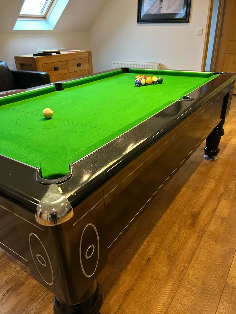 Pool table - Image 1