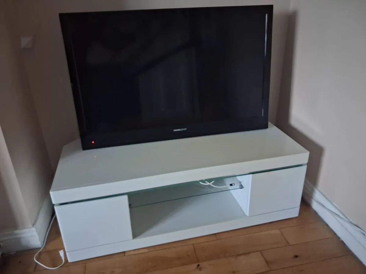 White gloss tv unit and 42 inch tv