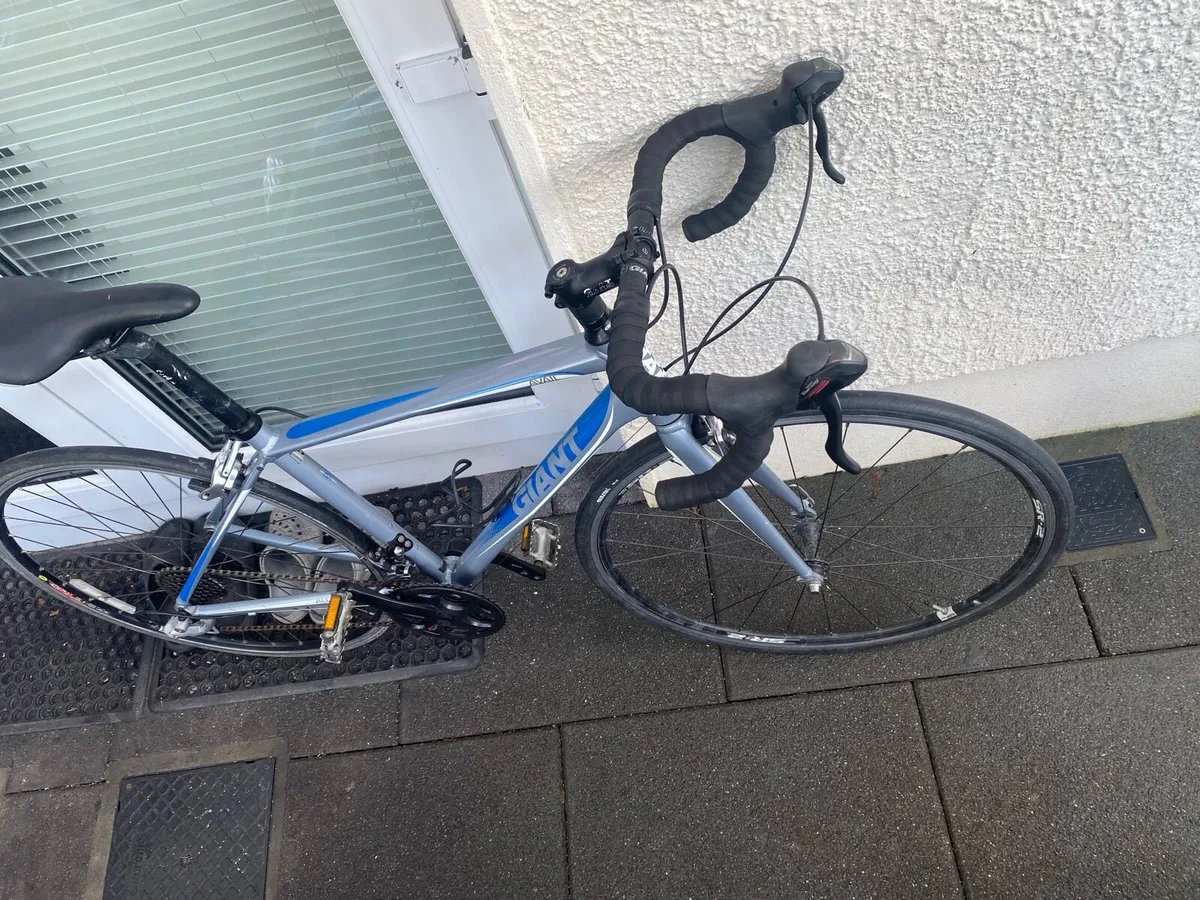 Giant Avail 700x25c wheels 24 speed 18.5 inch - Image 2