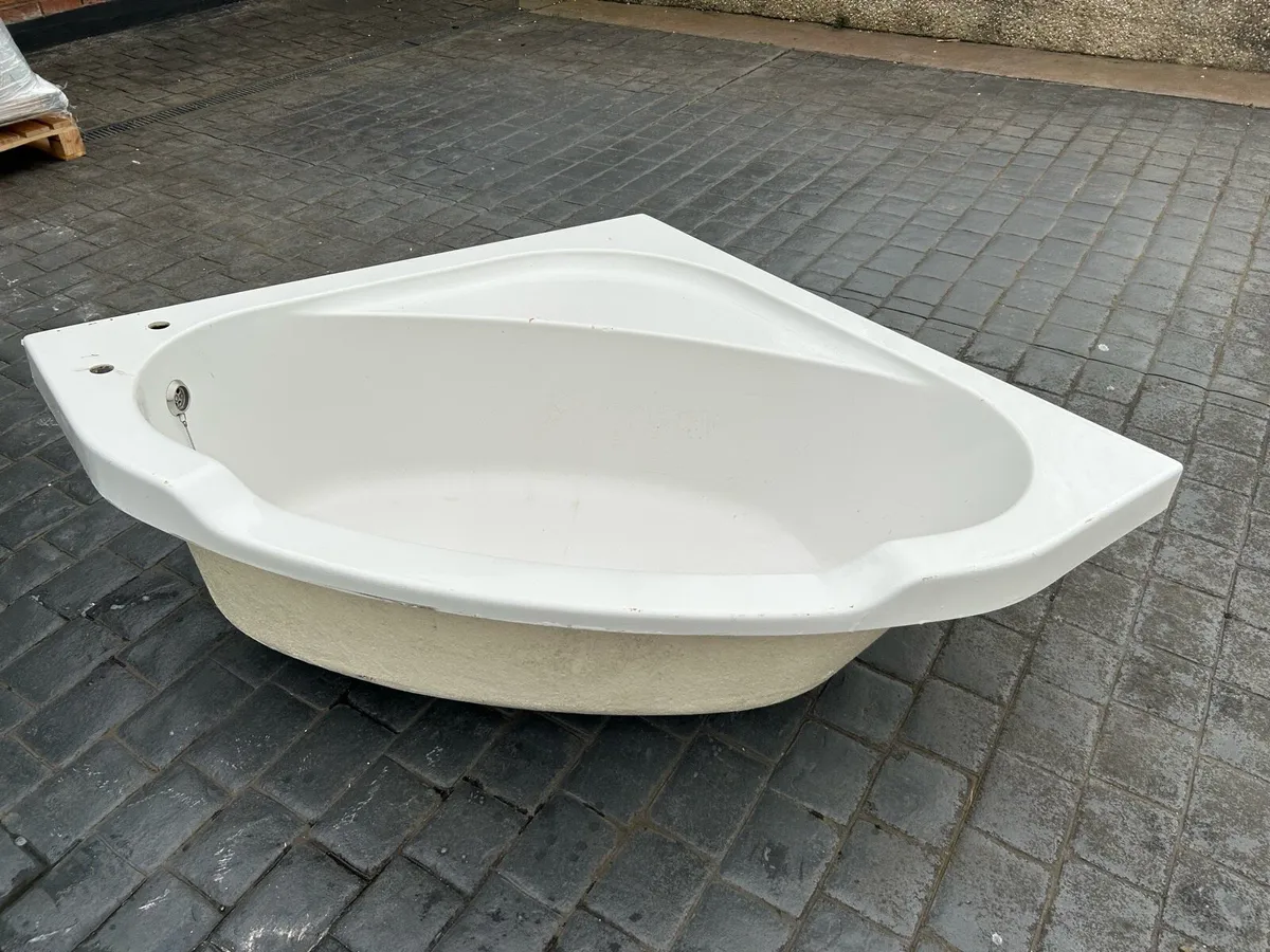 Second hand corner bath - Image 1