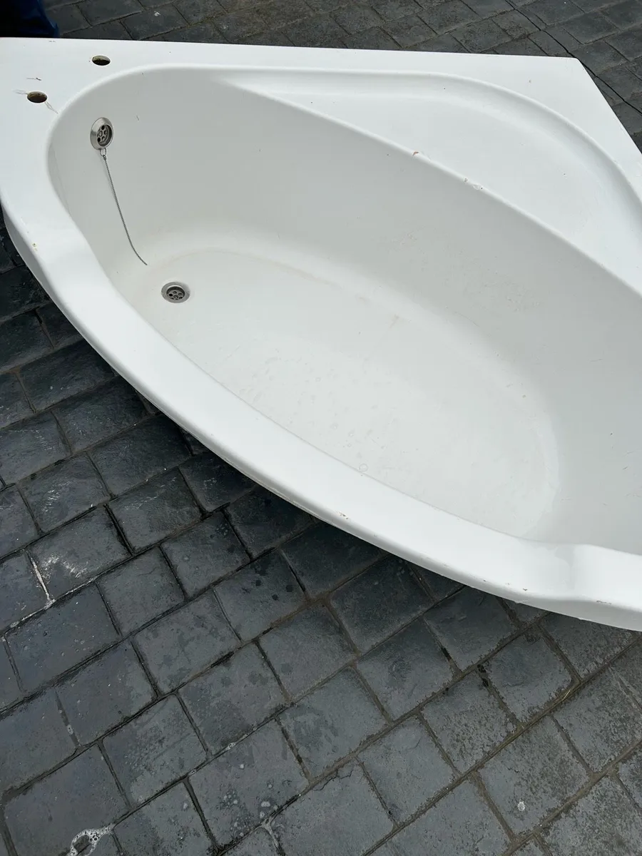 Second hand corner bath - Image 3
